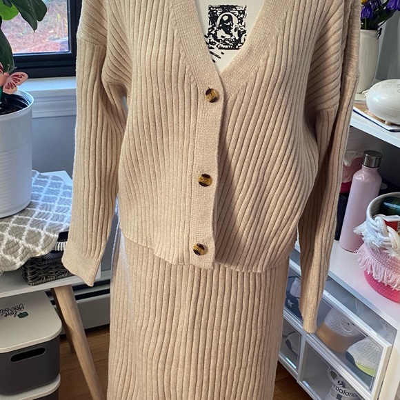 Time tru skirt and sweater set - Picture 2 of 3